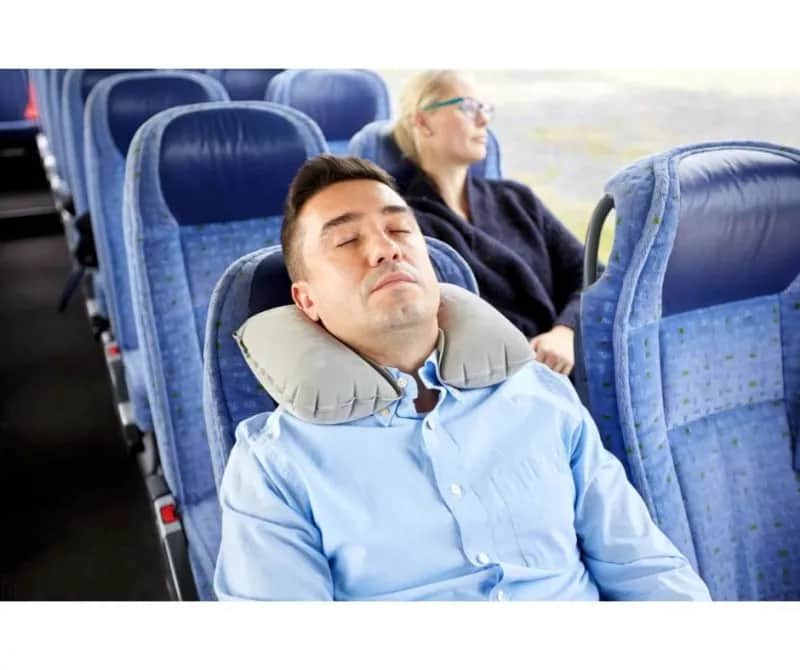 Długa podróż autokarem? Poznaj triki na komfort i zero nudy!